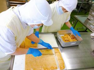 包丁でカットし配食します