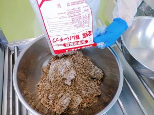 豚レバーチップをひき肉に混ぜて使います