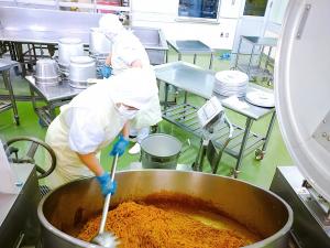 スパゲティを配食しています