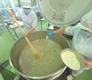 小麦粉を少しずつ入れる