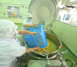 やきそば麺を入れる