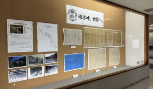 松井田庁舎のギャラリーで、碓氷線に関する展示を行っている様子