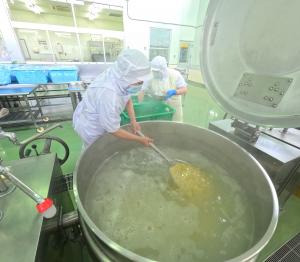 茹でたペンネにオリーブ油をかける