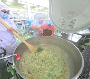 茎わかめを入れる