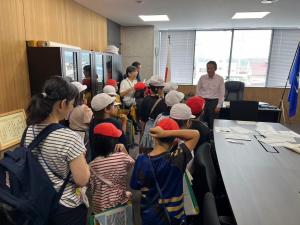 6月17日秋間小3年生が新庁舎見学