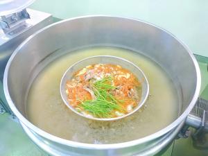鶏でガラスープをとっています