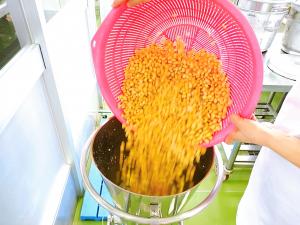 大豆をミキサーにかけます。