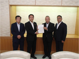 昨年の要望書提出の様子（県議会議長）