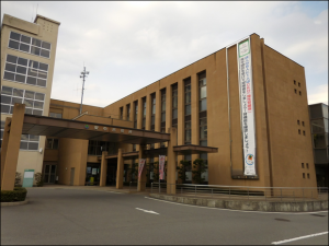 旧本庁舎　正面玄関前