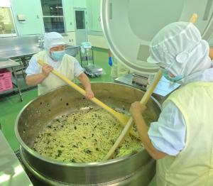 うどんを具と混ぜる