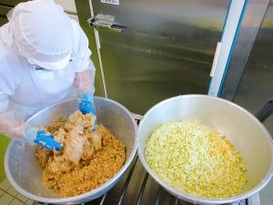 しゅうまいの生地を混ぜています
