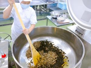 だしをとったあとの煮干しと昆布を使って佃煮にします
