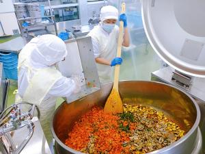 秋野菜の煮物を作っています