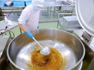 大豆を下煮しています