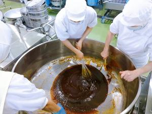 こんにゃのみそだれを作っています