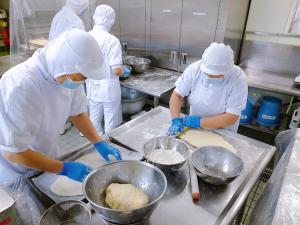 ピザの生地を作ります