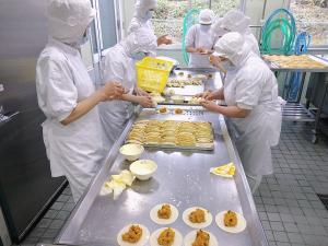 かぼちゃパイを作っています