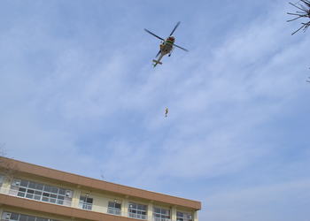防災ヘリ「はるな」による要救助者救出訓練の画像