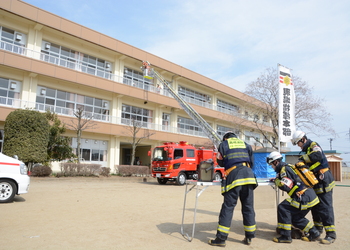 はしご車による建物3階からの要救助者救出訓練の画像