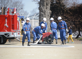 消防団による消火連携訓練の画像