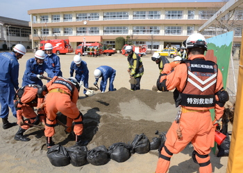 スコップによる土砂からの救出訓練の画像
