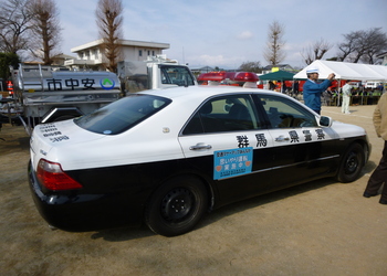 警察車両展示の画像