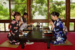 鮎料理を食べている画像