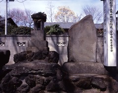 石川忠房の生祠之碑及び生祠の画像