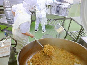 豚丼の具を配食しています