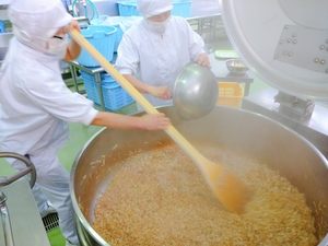 調味料を入れて炒め煮します