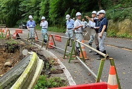 国道旧18号路肩崩落現場を視察