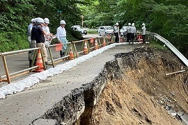 国道旧18号路肩崩落現場を視察