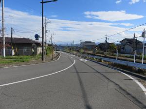JR西松井田駅を出てすぐ、線路沿いの道の画像