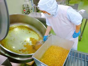 大豆は下煮をしてサラダに入れます
